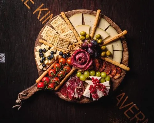 Imagen de una paleta de jamón, queso, tomates...