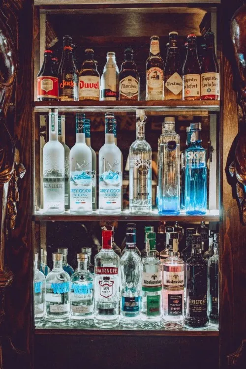 Imagen de una vitrina con bebidas alcoholicas