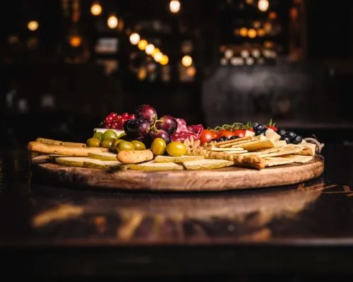 Imagen de una paleta de jamon, queso, tomates en angulo oblicuo