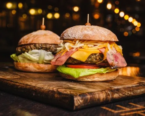 Imagen de dos hamburguesas